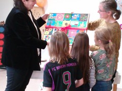 Kinder überreichen das Geschenk