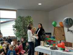 Die Schulleiterin ueberbringt Glueckwuensche