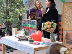 froehliche Geburtstagsstaendchen und kleine Geschenke fuer Frau Hansmeier