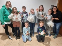 Stolz-zeigen-einige-Kinder-Ihre-huebschen-Bastelarbeiten