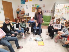 Henriette-Pascoe-erklaert-den-Kindern-der-3a-das-Gehen-mit-dem-Blindenstock