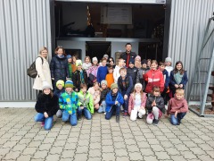 Die-Klassen-3a-und-3b-mit-Herrn-Sommerer-vor-dem-Technik-Museum