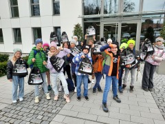 die-Klasse-3a-mit-ihren-Geschenken-der-Firma-Bauer