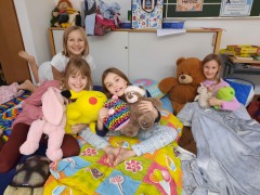 Die-Maedchen-und-ihre-Kuscheltiere