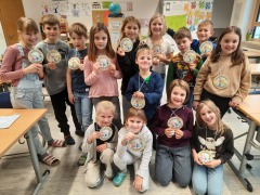 Stolz-zeigen-die-Kinder-ihre-Supernacht-Medaillen