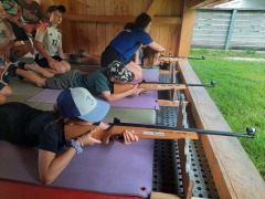 Am-Schiessstand-beim-Biathlon