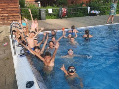 ersehnte-Abfrischung-im-Pool