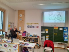 T-Pastoetter-beim-Vorlesen-in-der-3a